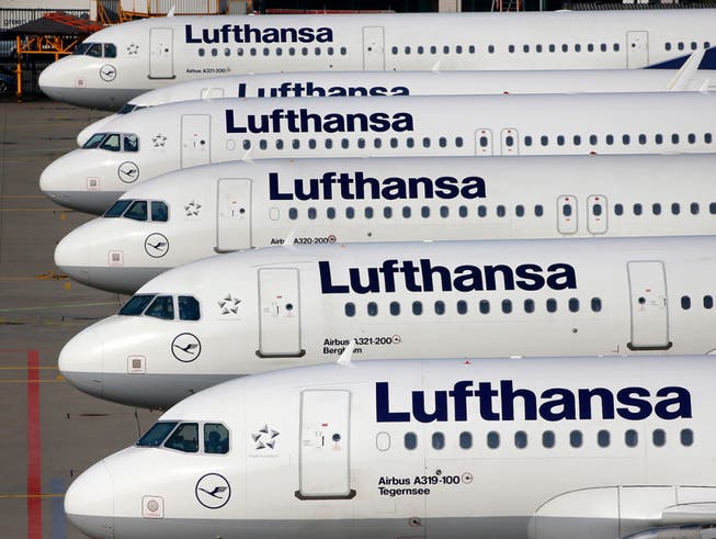 Beim Lufthansa-Konzern, zu dem neben der Lufthansa auch die Fluggesellschaften Swiss und Austrian gehören, sind im laufenden Jahr bereits 18'000 Flüge gestrichen worden. (Bild: KEYSTONE/AP/MICHAEL PROBST)