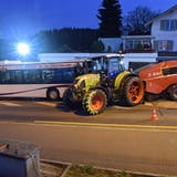 Ein Traktor prallt in Pfaffnau in einen stehenden Bus. Vier Personen werden verletzt. (Bild: Luzerner Polizei)