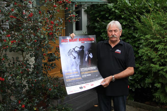Organisator Rolf Hofstetter zeigt stolz das Plakat zur diesjährigen Jazz Night Rorschach. (Bild: Noah Salvetti)