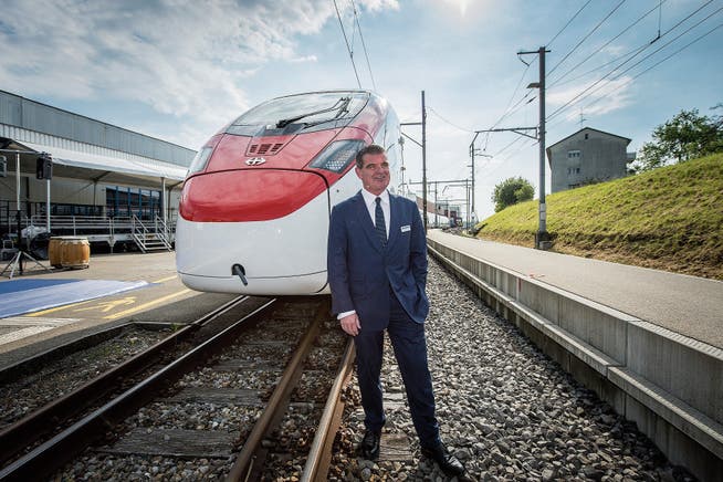 Peter Spuhler vor Stadlers Hochgeschwindigkeitszug «Giruno» für die SBB. (Bild: Urs Bucher (Bussnang, 18. Mai 2017))