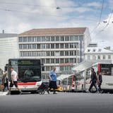 Dieselbusse der Verkehrsbetriebe St.Gallen (VBSG) auf dem Bahnhofplatz. Diese Fahrzeuge sollen bis 2024 durch elektrisch betriebene abgelöst werden. Allerdings nur, wenn das städtische Stimmvolk am 25. November Ja dazu sagt. (Bild: Hanspeter Schiess - 24. Mai 2018)