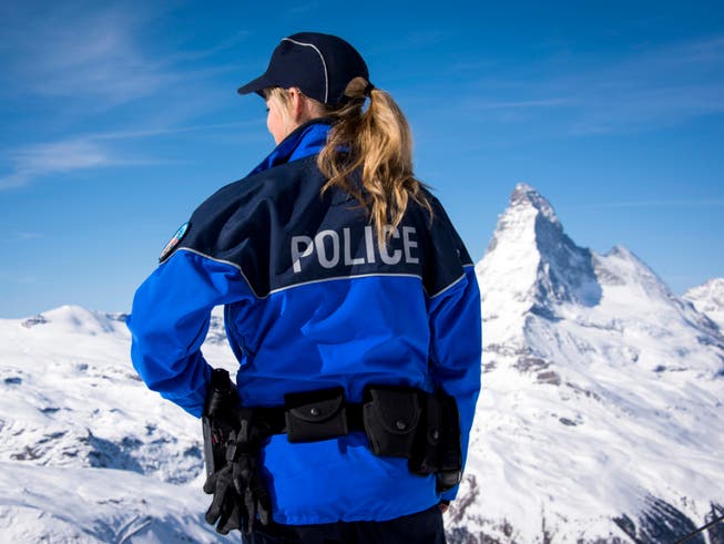 Frauen haben bei der Polizei grundsätzlich die gleichen Laufbahnmöglichkeiten wie Männer, auch bei Spezialeinheiten wie der Bergpolizei im Kanton Wallis. Im Bergkanton sind in diesem Jahr 42 Prozent der Aspiranten weiblich. (Bild: Keystone/OLIVIER MAIRE)