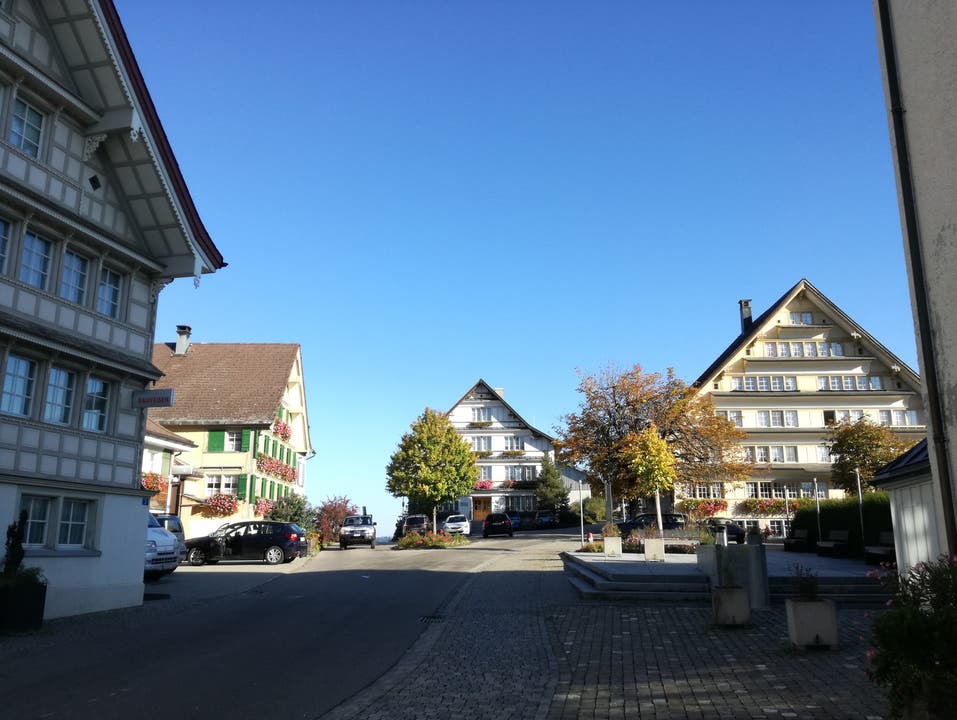 Die Wanderung startet im Dorfkern von Hemberg. Das Dorfild gehört zu den schönsten im Toggenburg. (Bild: Marlen Hämmerli)