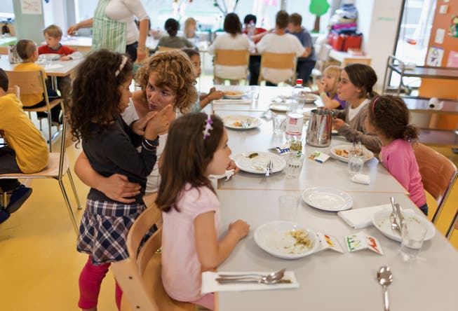 Kinder am Mittagstisch: Die familienergänzende Betreuung in Gaiserwald soll über dieses Angebot hinausgehen. (KEYSTONE/Gaetan Bally)