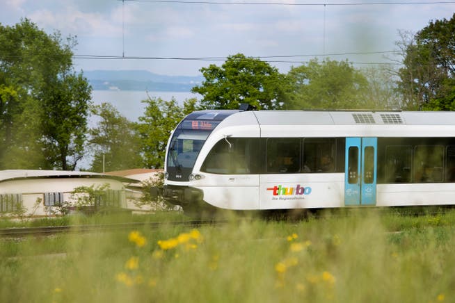 Geht es nach den Initianten, sollen dereinst leichte Züge - wie etwa der Thurbo-Zug von Stalder Rail – von Winterthur über Bülach und Koblenz nach Basel verkehren.(Bild: Ralph Ribi)