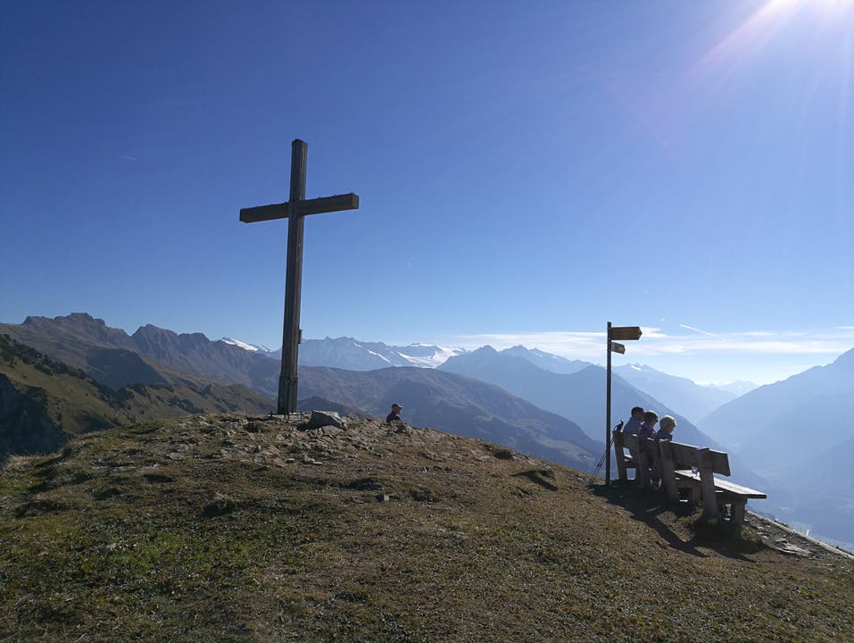 Auf der Gipfelhöhe vom Gibel (2035 m) angekommen geniesst man die herrliche Aussicht auf die Berge. (Bild: Urs Gutfleisch (Gibel, 17. Oktober 2018))