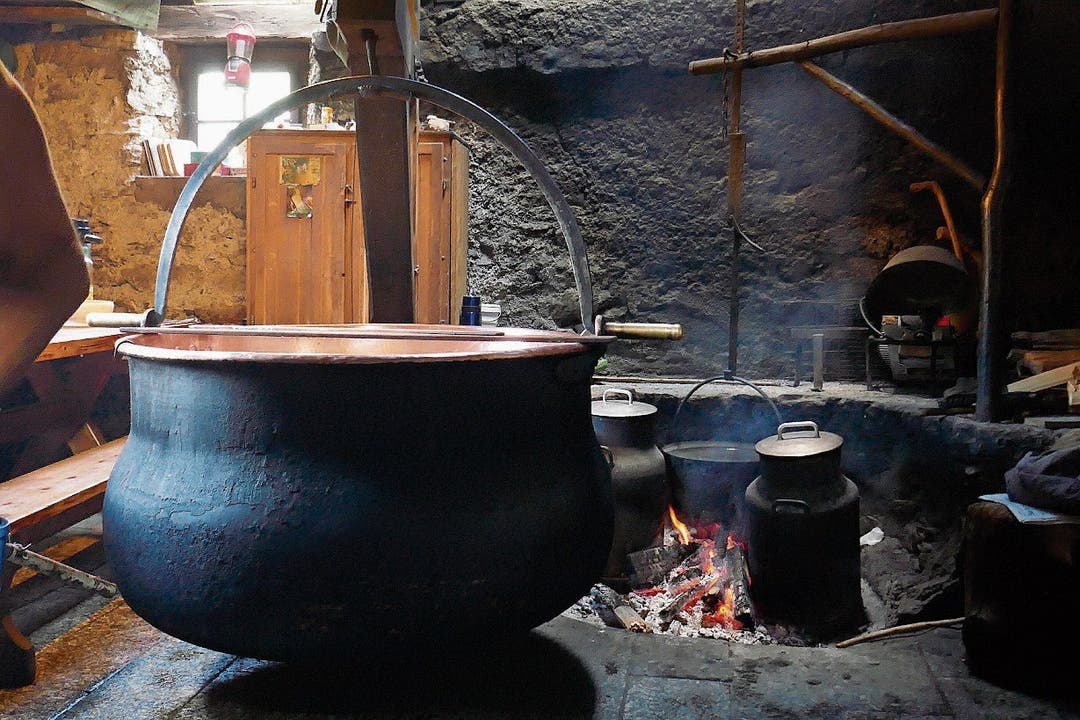 Kupferkessel und Holzfeuer sind für die Etivaz-Käseherstellung Pflicht.