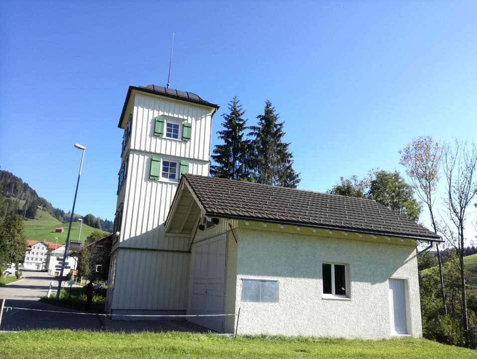 Am Ziel - der Postautohaltestelle - liegt gleichzeigit auch das Feuerwehr-Museum von Dicken. Im Turm trockneten die Feuerwehrleute früher die Schläuche. (Bild: Marlen Hämmerli)