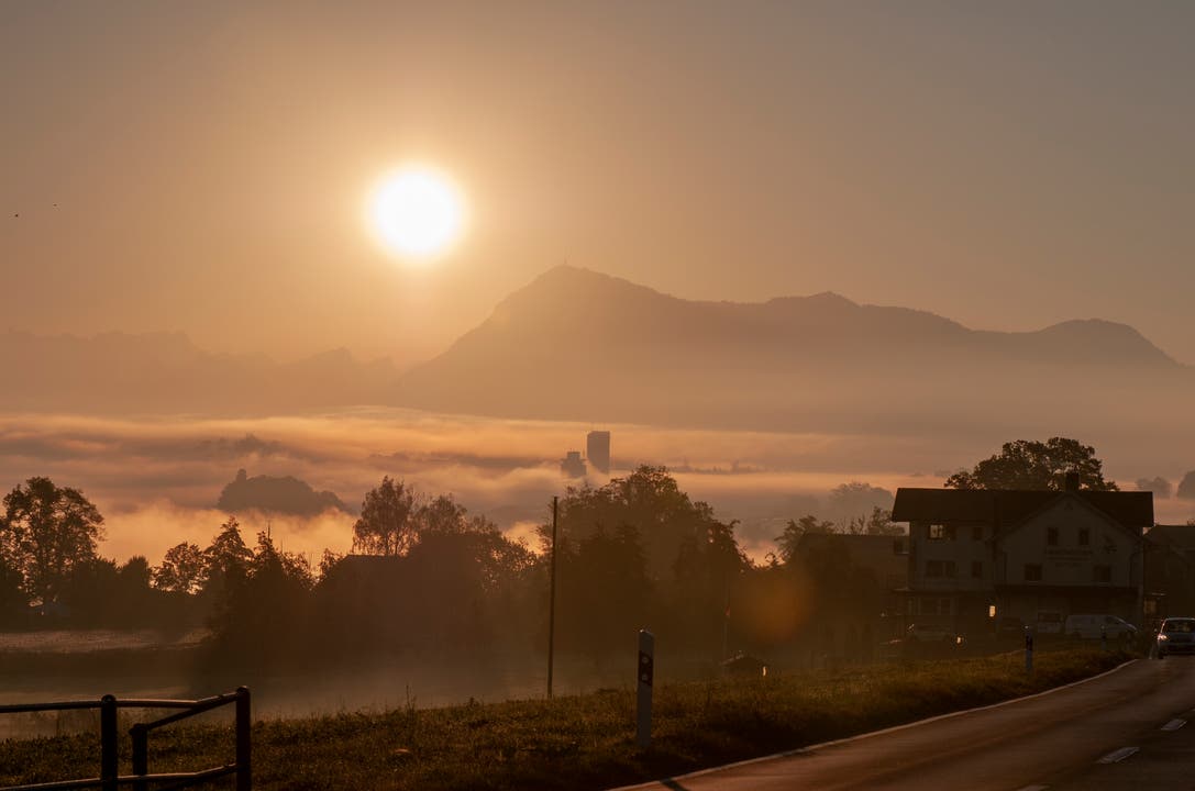 Herbstliche Morgenstimmung über dem Sempachersee mit Rigi. (Bild: Franz Keller (Nottwil, 14. Oktober 2018))