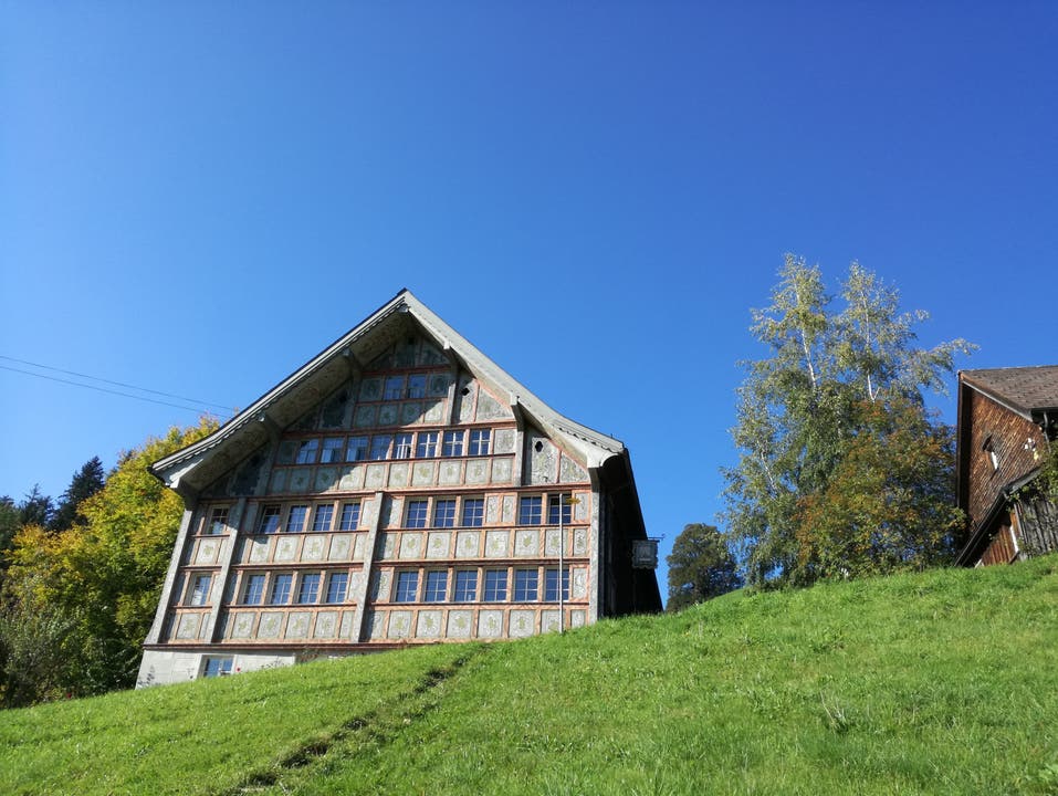 Das Haus zum «Bädli» wurde 1700 erbaut. Die Giebelfassade ist im Rokokostil verziert. (Bild: Marlen Hämmerli)