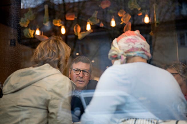 Zeno Schneider, Onkologe im Ruhestand, berät im Stadtluzerner Café Melissa's Kitchen zwei Krebspatientinnen. (Bild: Corinne Glanzmann, 1. Oktober 2018) 