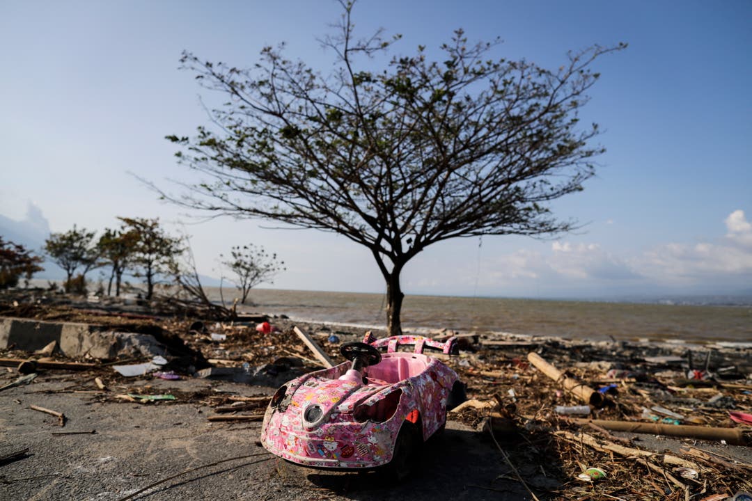 Ein zerstörtes Spielzeug auf der Insel Sulawesi in Indonesien. (EPA/MAST IRHAM)