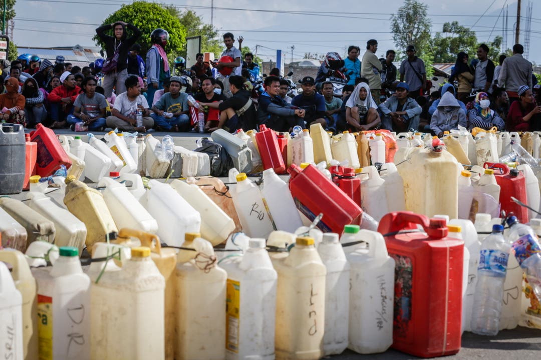 Menschen stehen bei einer Tankstelle an, um Benzin zu erhalten. (EPA/MAST IRHAM)