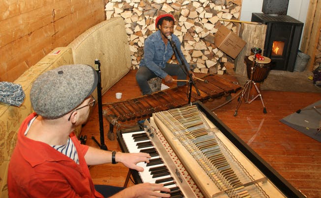 Das Bild zeigt Jul Dillier (Piano) zusammen mit Matchume Zango (Timbila).
