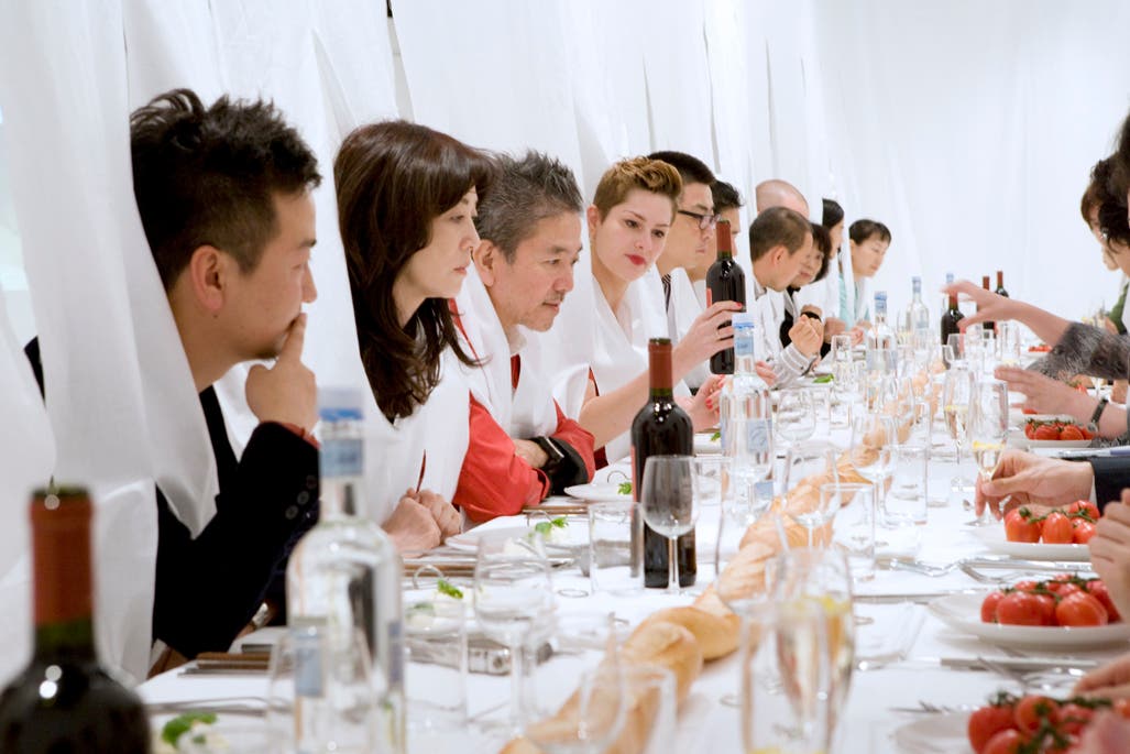 Mit dieser Aktion wurde sie bekannt: 40 unbekannte Personen sind zu einem Dinner eingeladen. Das weisse Tischtuch ist auf beiden Seiten aufgehängt und aufgeschlitzt. Jeder bekommt nur ein Lebensmittel in grosser Menge. Dabei zeigt sich der Mensch als «Animal social».