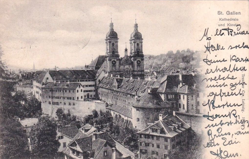 Blick auf den Stiftsbezirk vom Bernegghang her. Rechts vor dem runden Turm der ehemaligen Stadtbefestigung steht das Haus zur Moosburg.