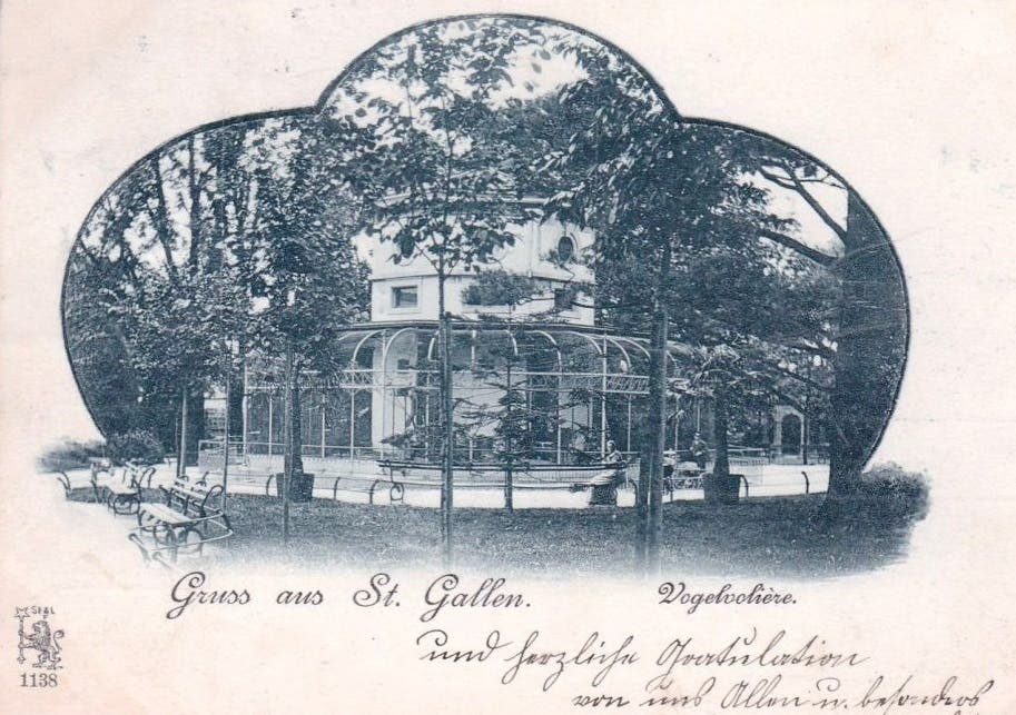 Die Voliere im Stadtpark auf einer speziell kunstvoll gestalteten Ansichtskarte, die am 12. März 1900 nach Laufenburg im Kanton Aargau verschickt wurde. Das Porto betrug damals übrigens fünf Rappen.