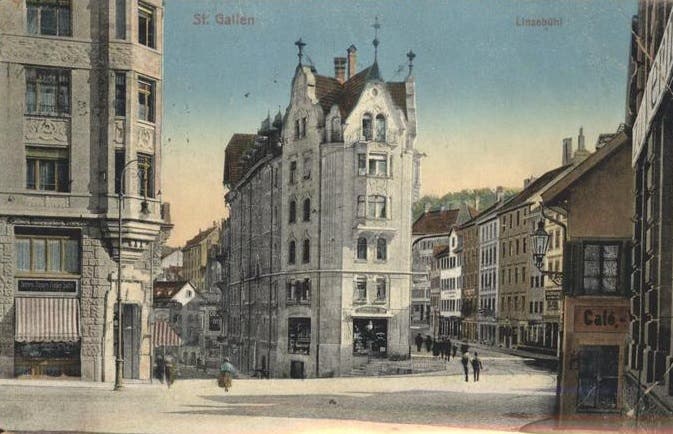 Das Spisertor auf einer Ansichtskarte vor 1914. Das Café, das am rechten Bildrand zu sehen ist, stand auf dem heutigen, breiten Eingang in die Moosbruggstrasse. Das Gebäude wurde im Zuge einer Strassenkorrektion abgerissen.