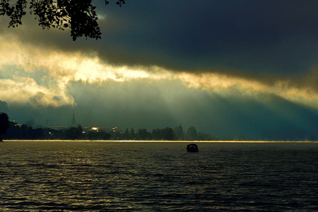 Der aufkommende Morgennebel verändert minütlich die Stimmung am See. (Bild: Hans Habermacher (Unterägeri Birkenwäldli, 26. September 2018))