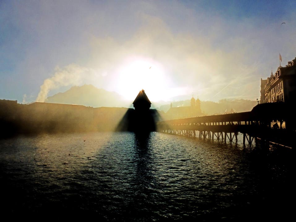 Kapellbrücke: Wer da gewinnt, der Nebel oder die Sonne? (Bild: Walter Buholzer)