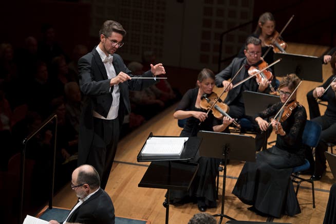 Dirigent Philipp Klahm bei seiner Premiere mit dem Konzertchor.Bild: Corinne Glanzmann (21. Oktober 2018)