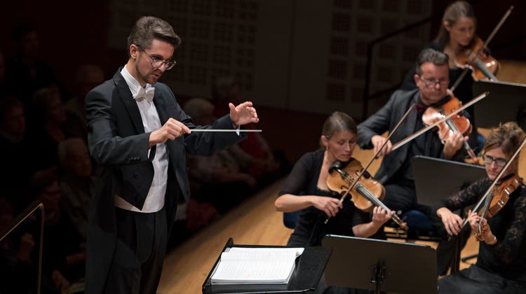 Dirigent Philipp Klahm bei seiner Premiere mit dem Konzertchor.Bild: Corinne Glanzmann (21. Oktober 2018)