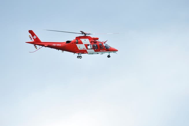 Ein Helikopter der Rega stand im Einsatz. (Symbolbild: Donato Caspari)