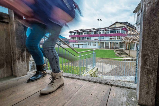 Schüler treten nach dem Unterricht im Schulhaus Dossen den Weg nach Hause an. (Bild: Christoph Riebli (Kerns, 23. November 2016))