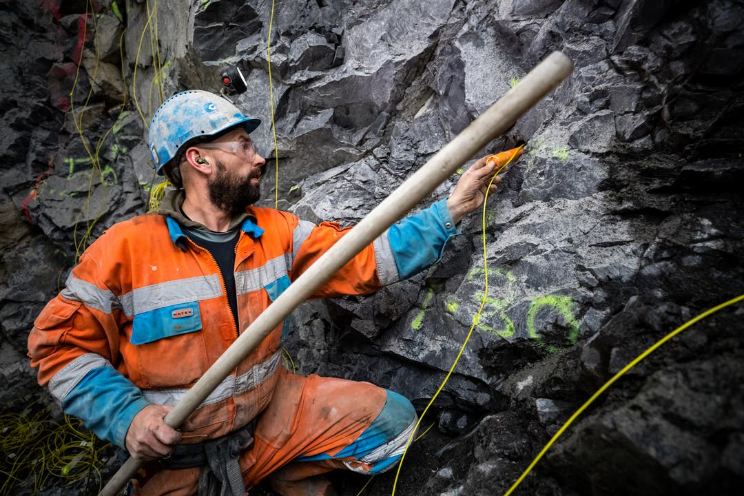 Vortrieb Untertagebauwerk im Steinbruch Zingel Kehrsiten. Ein Mineur bereitet eine Sprengung vor. (Bild: Gasser Felstechnik, Kehrsiten, 9. April 2018)