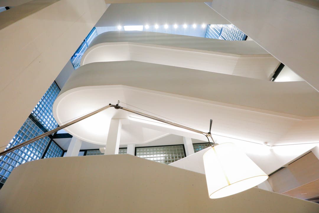 Das Haus A West im Alterszentrum Kreuzlingen ist fertig. Die grosse denkmalgeschützte Treppe. (Bild: Donato Caspari)
