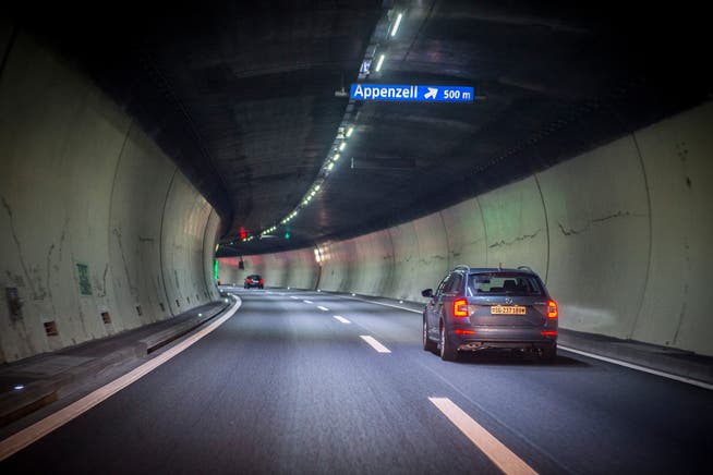 Der Rosenbergtunnel musste in Fahrtrichtung Zürich gesperrt werden. (Bild: Urs Bucher)