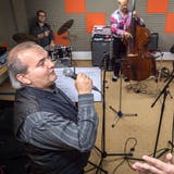 Im Proberaum: Thomas Götz und Marco Sacchetti im Vordergrund, hinten die Wallbanger Jazzgroup. (Bild: Reto Martin, 23.Oktober 2016)