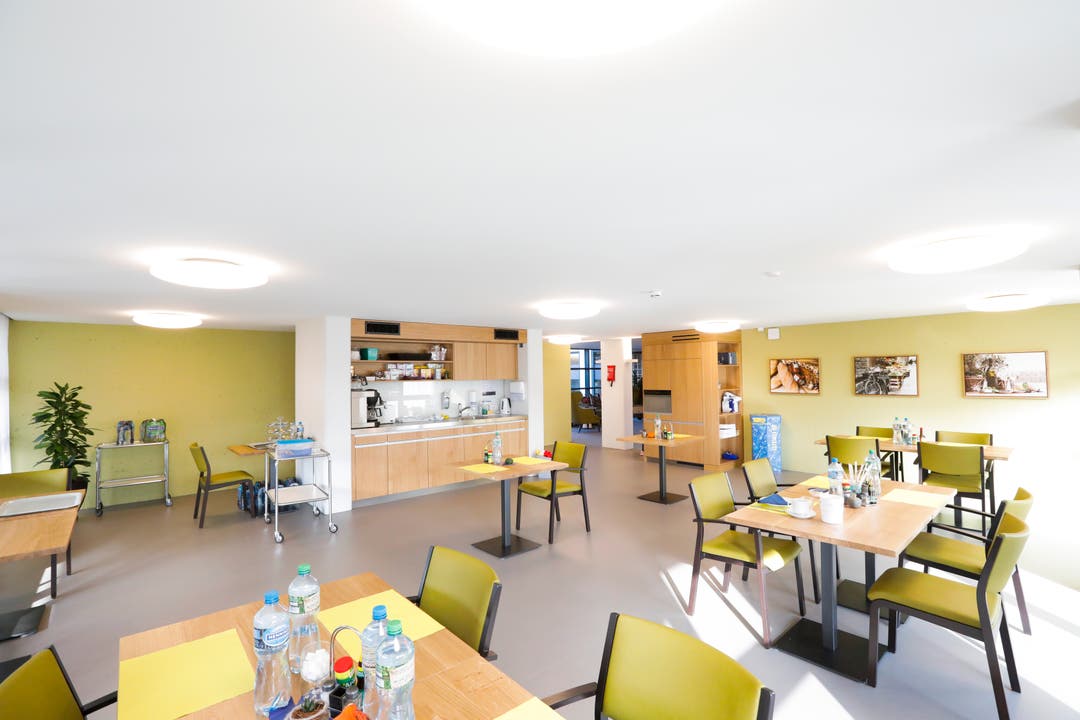 Das Haus A West im Alterszentrum Kreuzlingen ist fertig. Der Essensbereich einer Pflegeabteilung. (Bild: Donato Caspari)