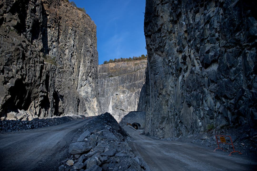 Blick in den Steinbruch der Holcim in Kehrsiten. Der Eingang zum neuen Bauwerk im Berg ist hinten zu sehen. (Bild: Corinne Glanzmann, Kehrsiten, 16. Oktober 2018) 
