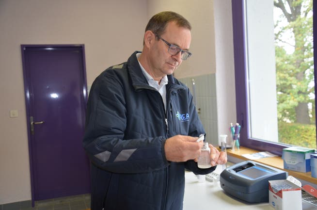 Brunnenmeister Hugo Egloff testet das Wasser auf coliforme Keime mit Nährmedium. (Bild: Sara Carracedo)