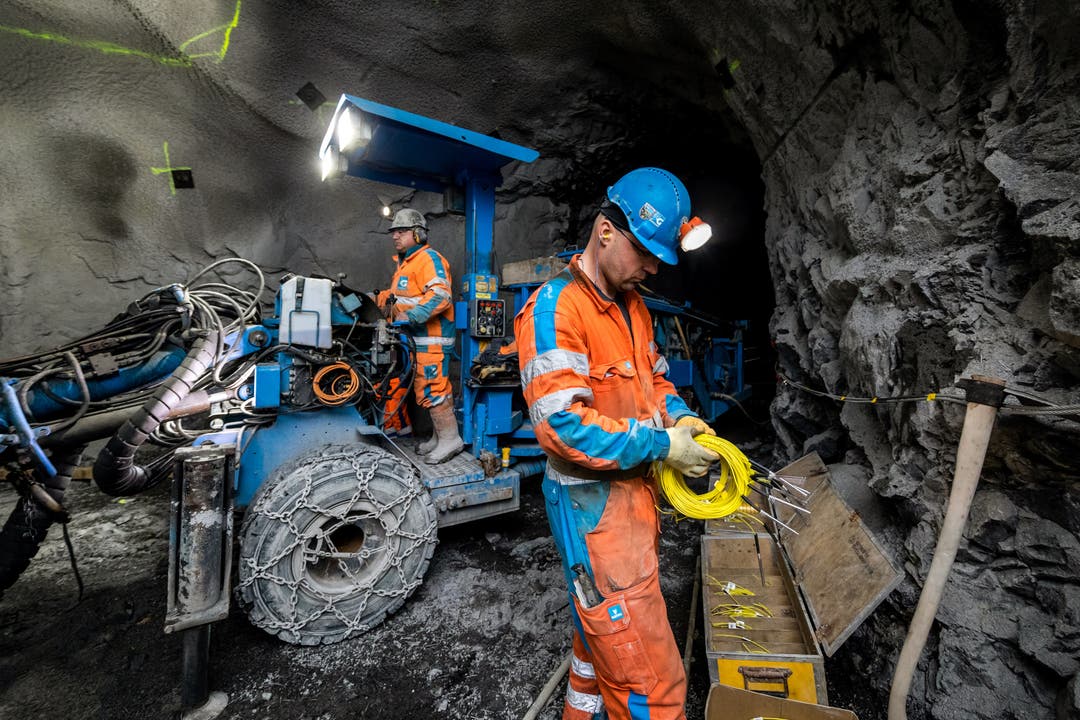 Vortrieb Untertagebauwerk im Steinbruch Zingel Kehrsiten. Ein Mineur bereitet eine Sprengung vor. (Bild: Gasser Felstechnik, Kehrsiten, 9. April 2018)