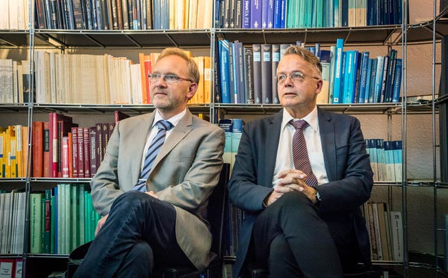 Klinikdirektor Martin Costa und Anwalt Andreas Hebeisen erklären in Kreuzlingen die Sicht des Herz-Neuro-Zentrums. (Bild: Andrea Stalder)