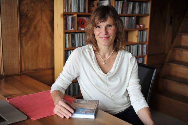 Die Buchautorin Daniela Schwegler las in Wattwil aus ihrem aktuellsten Buch. (Bild: Nana do Carmo)