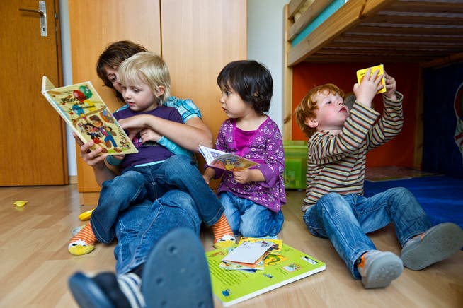 Auf 100 Kinder im Kanton St.Gallen kommen sechs Vollzeitplätze für die Betreuung. (Bild: KEYSTONE/Ennio Leanza)