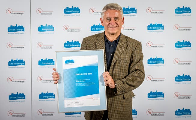 Energieberater Peter Grau nimmt für die Stadt Arbon die Auszeichnung "Energiestadt" entgegen. (Bild: PD)