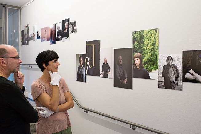Fotografin Ayse Yavas vor ihrer Schriftsteller-Galerie unter anderem mit Lukas Bärfuss. (Bild: PD)