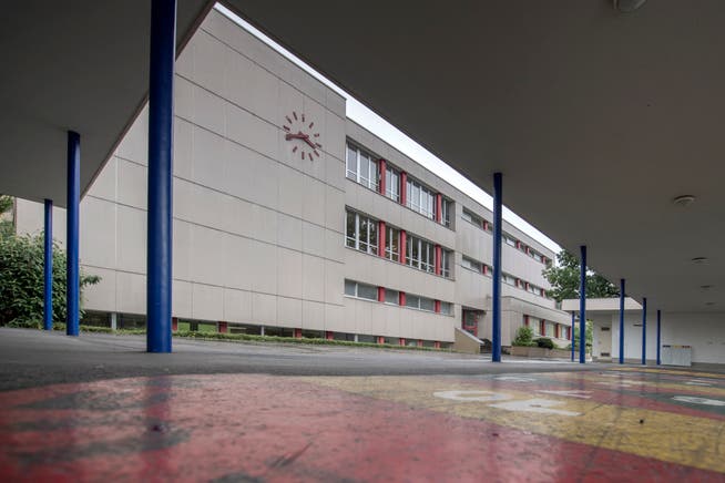 Das Schulhaus Höfli musste wegen des Giftstoffes Naphtalin geschlossen werden. (Bild: Pius Amrein (Ebikon, 6. Juli 2018))