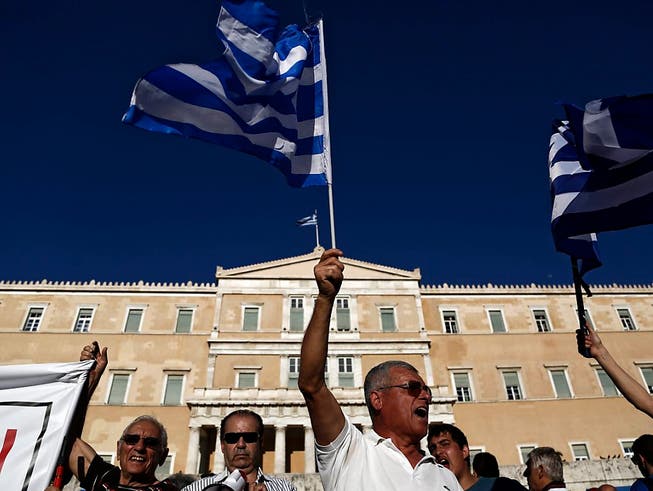Griechenland braucht nach Ansicht des Euro-Rettungsschirms (ESM) vor 2020 kein frisches Geld. Im Bild Proteste gegen die Sparmassnahmen der griechischen Regierung. (Bild: KEYSTONE/EPA ANA-MPA/YANNIS KOLESIDIS)