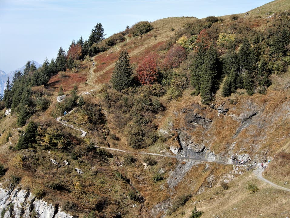 "Der Weg ist das Ziel" ! Hier auf dem Schächentaler Höhenweg, in dieser wunderschönen Naturlandschaft, kann der Weg tatsächlich nicht lang genug sein. (Bild: Margrith Imhof-Röthlin (22. Oktober 2018)