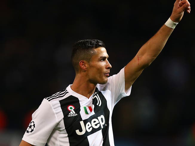 Juventus-Stürmer Cristiano Ronaldo bejubelt den Sieg seines Team bei seinem früheren Verein Manchester United (Bild: KEYSTONE/AP/DAVE THOMPSON)