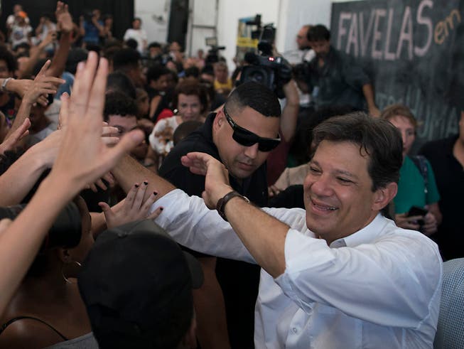 Der in Umfragen abgeschlagene Präsidentschaftskandidat Brasiliens, Fernando Haddad, hat am Dienstag zu einem verbalen Schlagabtausch gegen seinen Konkurrenten ausgeholt. (Bild: KEYSTONE/AP/LEO CORREA)