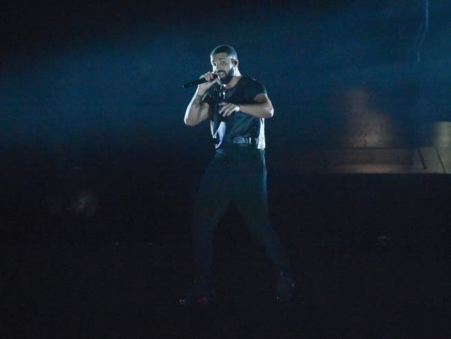 Der kanadische Rapper Drake setzt mit seiner Musik neue Massstäbe. (Bild: KEYSTONE/AP Invision/RICHARD SHOTWELL)