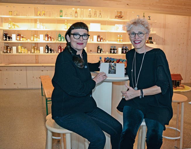 Künstlerin Eva Hensel und Goba-Geschäftsführerinn Gabriela Manser präsentieren den Adventskalender im neuen Ladenlokal. (Bild: Karin Erni)