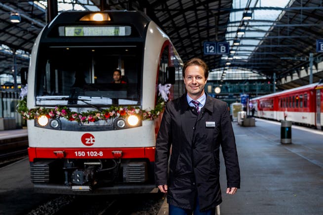 Michael Schürch, Geschäftsführer der Zentralbahn, vor dem «Jubiläums-Zug» im Bahnhof Luzern. (Bild: PD)