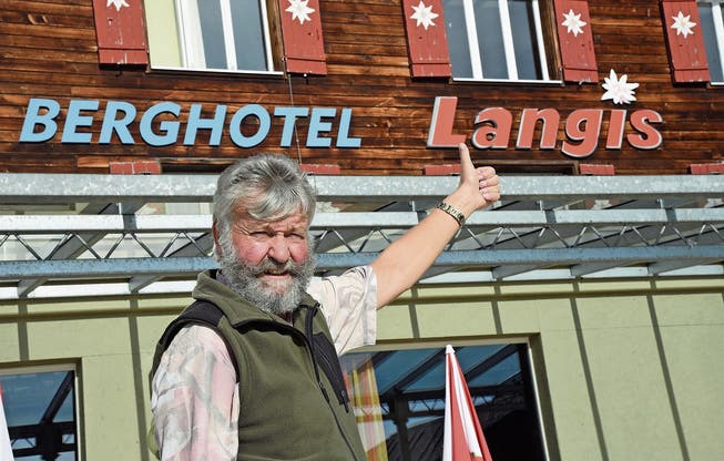 Daumen nach oben: Stephan Thalmann, Besitzer des Berghotels Langis, zeigt sich zuversichtlich. (Bild: Robert Hess (Langis, 16. Oktober 2018))